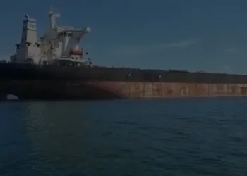 Acidente entre uma lancha e um navio deixa ferido e um desaparecido em Itacuruçá