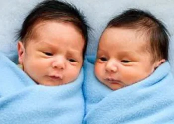 MULHER DÁ À LUZ GÊMEOS FILHOS DE PAIS DIFERENTES