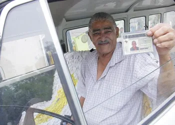 Após ser chamado de analfabeto e perder a carteira de habilitação, idoso aprende a ler e escrever e recupera CNH