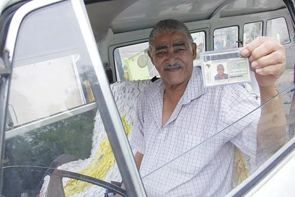 Após ser chamado de analfabeto e perder a carteira de habilitação, idoso aprende a ler e escrever e recupera CNH