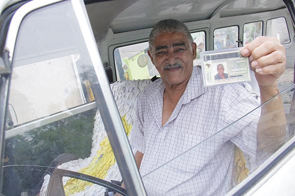 Após ser chamado de analfabeto e perder a carteira de habilitação, idoso aprende a ler e escrever e recupera CNH