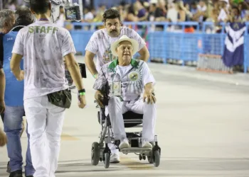 Antônio Fagundes curte Carnaval de cadeira de rodas no RJ. Entenda