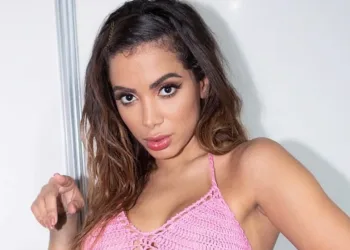 Após Carnaval, Anitta fica com insônia, sem voz e “esquizofrênica”