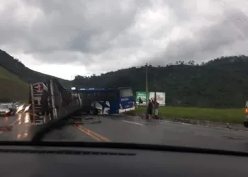 Colisão entre ônibus e caminhão deixa nove feridos em Magaratiba