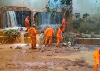 Chuva forte causa queda de barreira de contenção em Mangaratiba