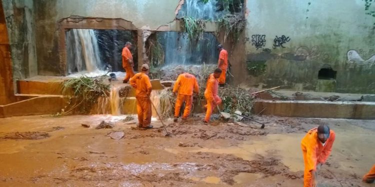 Chuva forte causa queda de barreira de contenção em Mangaratiba