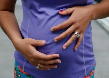 Ela achava que estava na menopausa, até dar à luz aos 50 anos