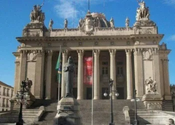 Suplentes de deputados que foram em cana começam a tomar posse