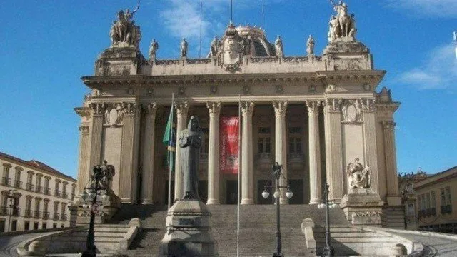 Suplentes de deputados que foram em cana começam a tomar posse