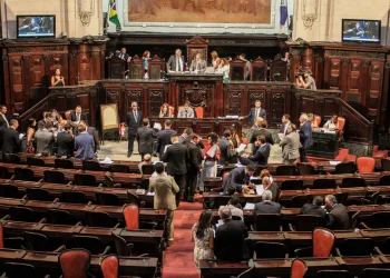 Mesmo em cana, deputados do RJ não querem largar o osso
