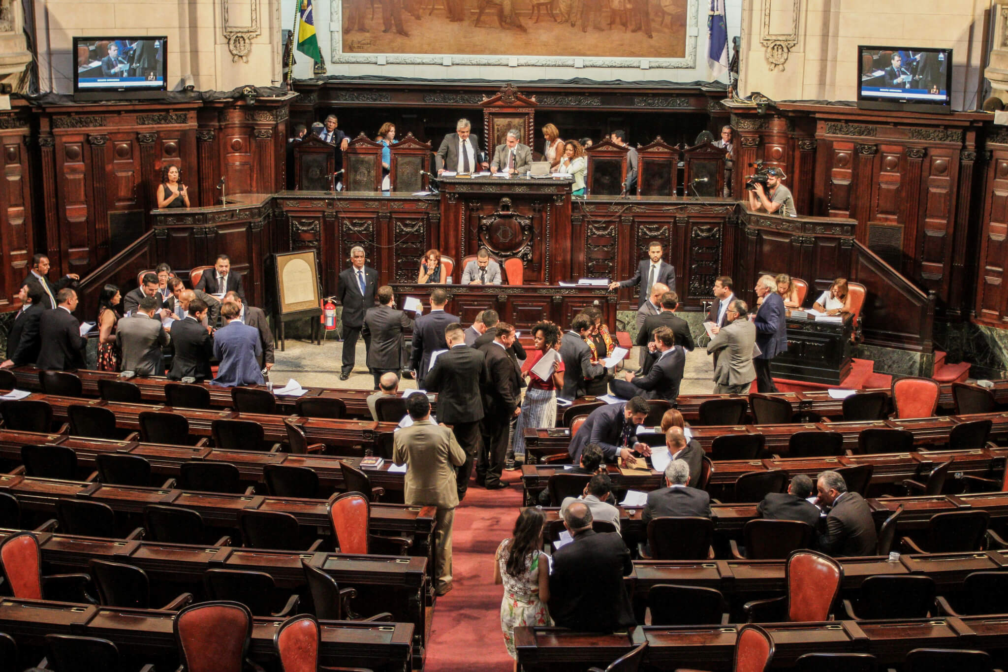 Mesmo em cana, deputados do RJ não querem largar o osso