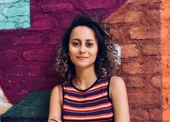 Atriz da Globo é elogiada por fãs após ficar nua e mostrar estrias