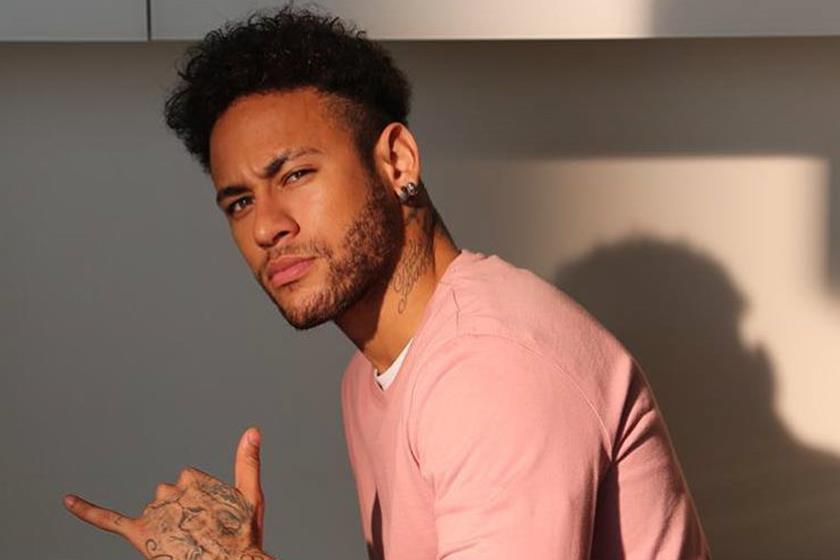 É Carnaval: Neymar é flagrado aos beijos com cantora famosa