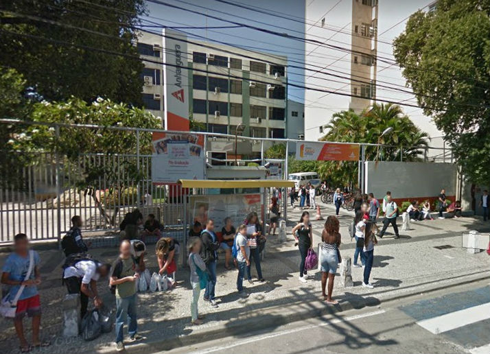 Jovem com faca invade universidade atrás de estudante no RJ