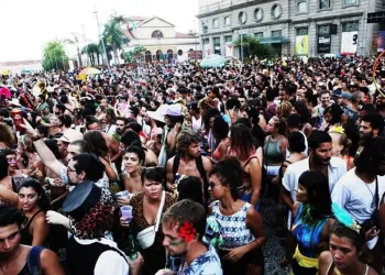 Bloco para e fica em silêncio para encontrar mãe de criança perdida