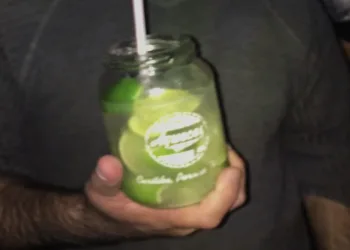 Homem processa bar por tamanho de caipirinha e é condenado por má-fé