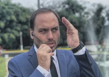 Caso Marielle: filha de suspeito teria namorado Carlos Bolsonaro
