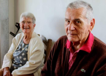 Homem finge ser surdo-mudo por 62 anos para não ter de aturar a mulher.