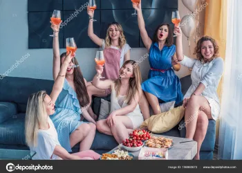 Mulheres precisam sair com amigas durante a semana para se manterem saudáveis.