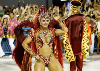 Confira fotos das rainhas de bateria no 1º dia de desfiles no Rio