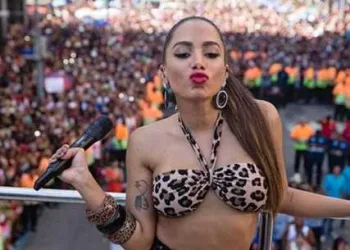 Anitta identifica negro inocente em bloco de carnaval como ladrão e é acusada de racismo