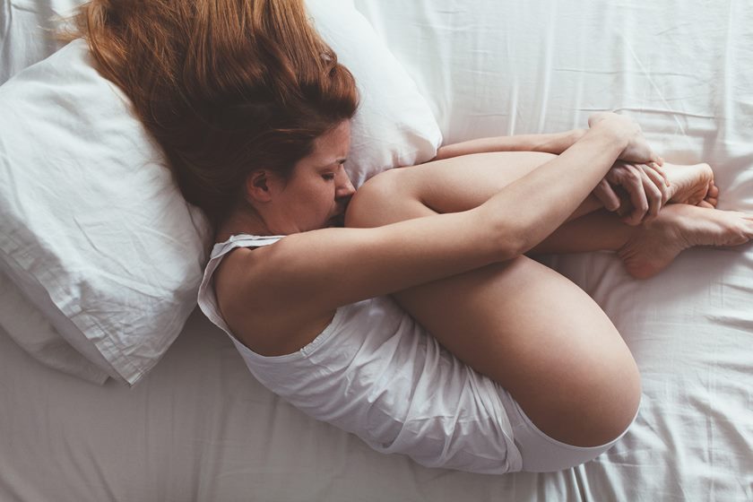 Aprenda a fazer massagens para aliviar dores da cólica menstrual