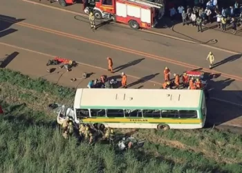 Batida entre carro e van escolar deixa 2 mortos e 16 crianças feridas