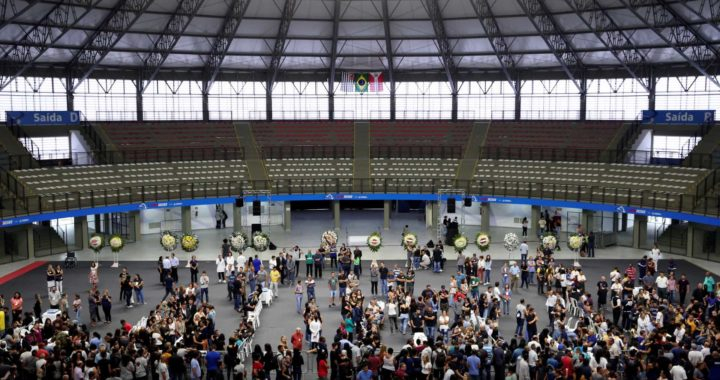 Famílias velam corpos de vítimas de massacre em ginásio de Suzano