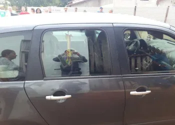 Pai se distrai e esquece bebê de 9 meses no carro