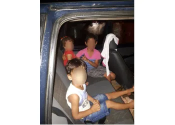 Pais são presos após trancar crianças dentro de carro para irem a boate
