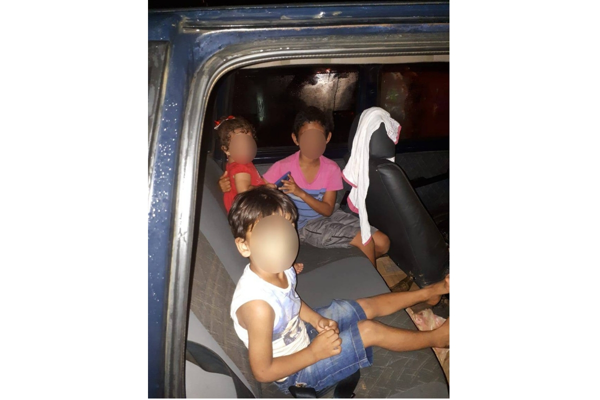 Pais são presos após trancar crianças dentro de carro para irem a boate