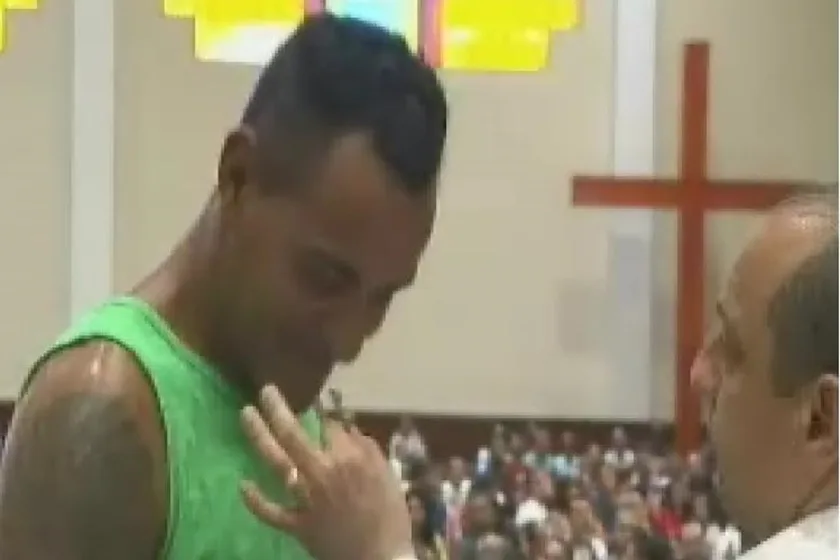 Na Record, pastor da Universal dá cocaína a viciado em “ritual de cura”