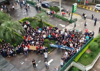 300 alunos vão a hospital cantar parabéns a professora com leucemia
