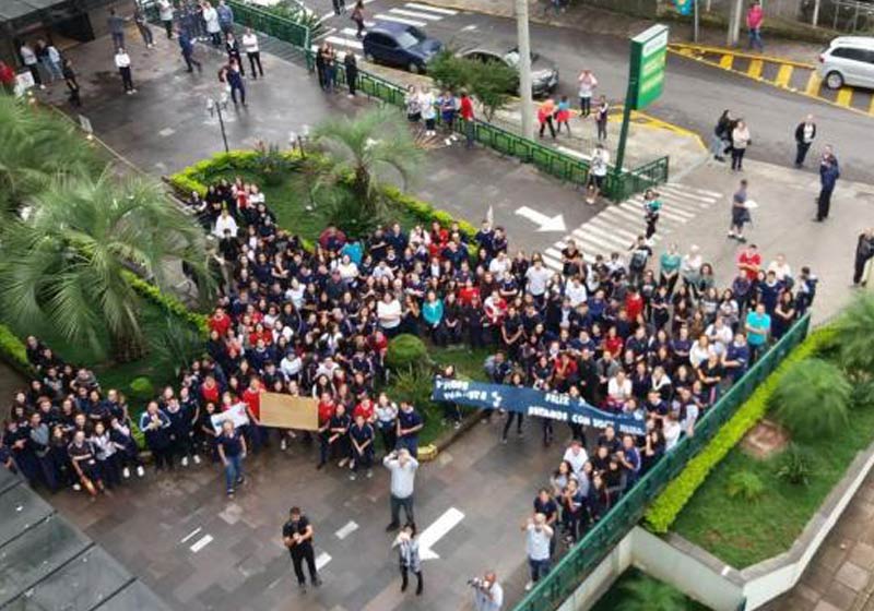 300 alunos vão a hospital cantar parabéns a professora com leucemia