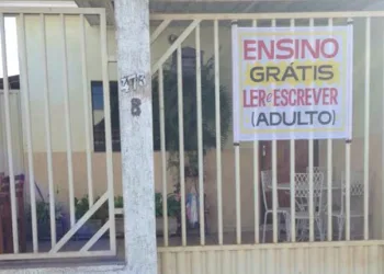 Professora aposentada abre sua casa para alfabetizar adultos de graça