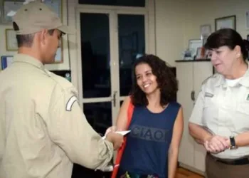 Guarda municipal acha R$ 500 e devolve para jovem no RJ