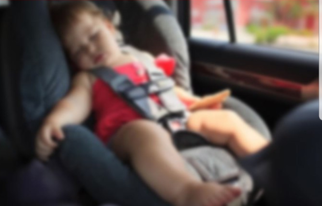 Bebê morre ao ser esquecido dentro de carro