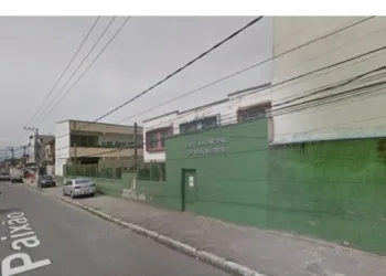 Homem surta e invade escola com marreta na Baixada