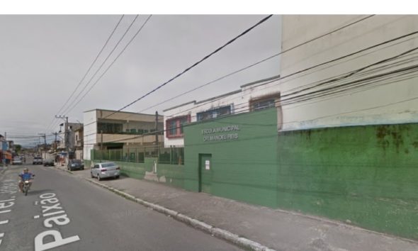 Homem surta e invade escola com marreta na Baixada