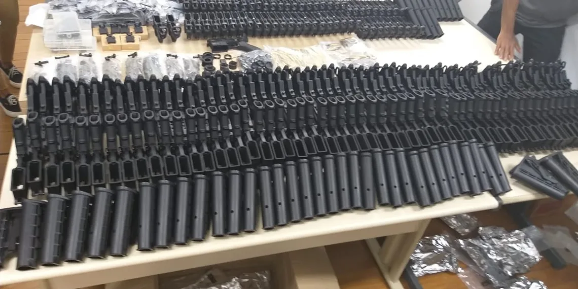 Polícia encontra 117 fuzis M-16 incompletos na casa de amigo do suspeito de atirar em Marielle e Anderson Gomes