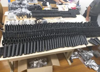 Polícia encontra 117 fuzis M-16 incompletos na casa de amigo do suspeito de atirar em Marielle e Anderson Gomes