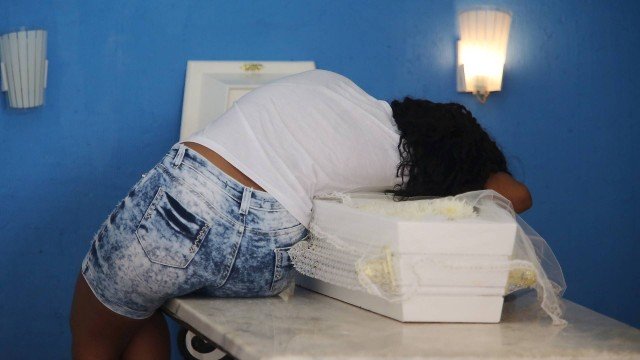 Preso, pai de menino morto no RJ não foi liberado para ir ao enterro