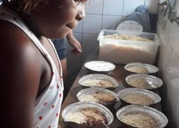 Menina que distribuiu quentinhas a moradores de rua vai ganhar festa de aniversário após mobilização nas redes