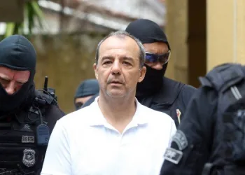 CABRAL PROMETE ENTREGAR AÉCIO NEVES