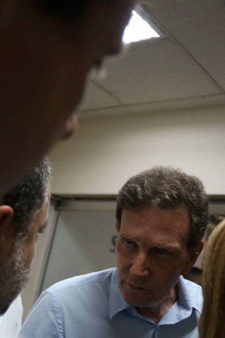 Familiares de pacientes cercam Crivella no Hospital Pedro II e a chapa esquenta!!