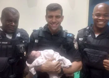 Policial que resgatou bebê em caixa de papelão em Santissimo quer adotá-la