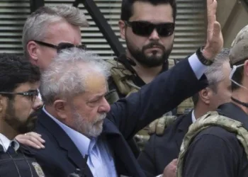 Abalado, Lula deixa velório do neto Arthur em SP