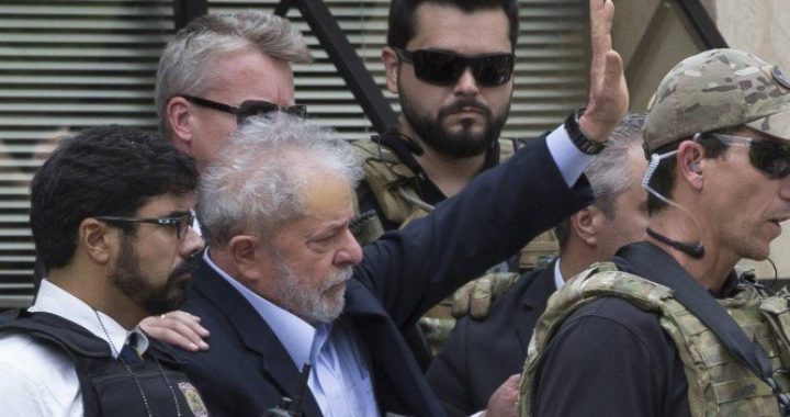 Abalado, Lula deixa velório do neto Arthur em SP