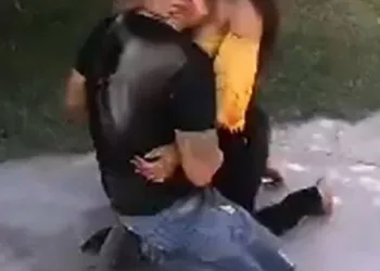 Mulher esfaqueia o namorado em motel, mas ‘se arrepende’ e o abraça: ‘Por favor, não morra'( VIDEO)