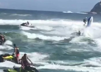 Acidente entre jetskis na Barra da Tijuca deixa mulher em estado grave